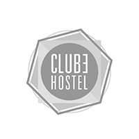 Um logotipo em preto e branco para um albergue chamado Club Hostel.