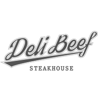Um logotipo em preto e branco para uma churrascaria chamada deli beef steakhouse.