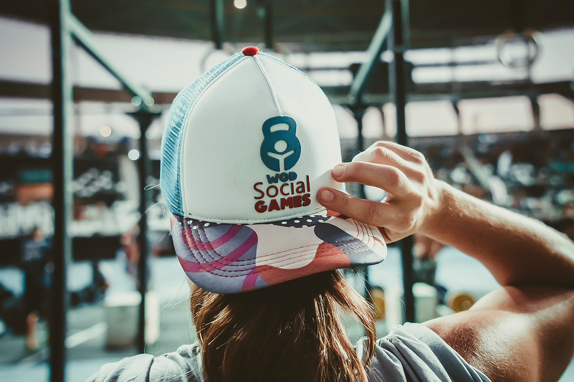 Uma pessoa usando um chapéu que diz jogos sociais