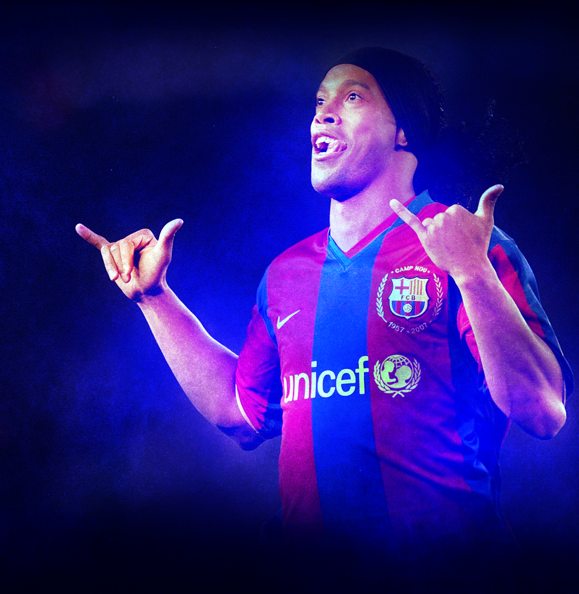 Um homem vestindo uma camisa que diz UNICEF