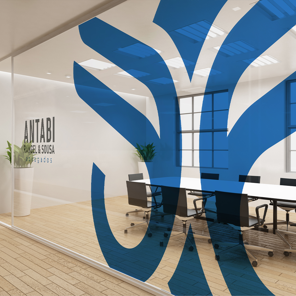 Uma sala de conferências com um logotipo da Antabi na parede