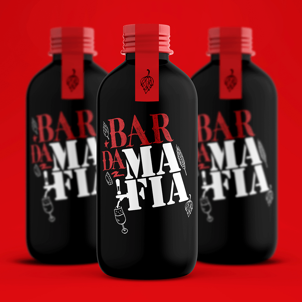 Três garrafas pretas de bar da má fia sobre fundo vermelho