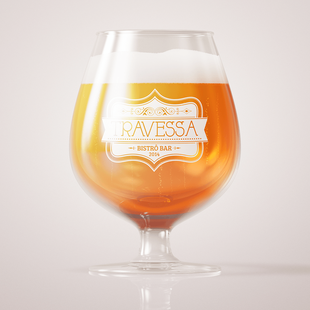 Um copo de cerveja com o nome travessa escrito nele