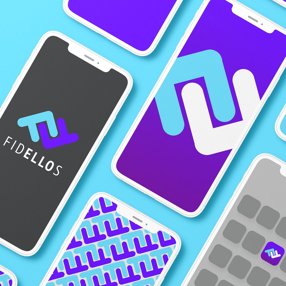 Vários telefones estão empilhados uns sobre os outros em uma superfície azul.