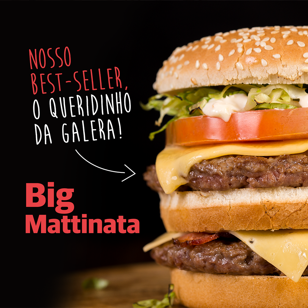 Um hambúrguer com queijo, tomate, alface e bacon em um pão.