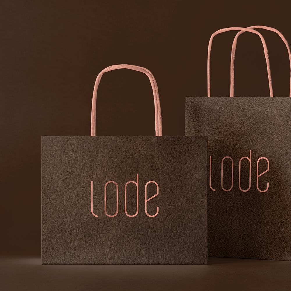 Dois sacos marrons com a palavra lode neles