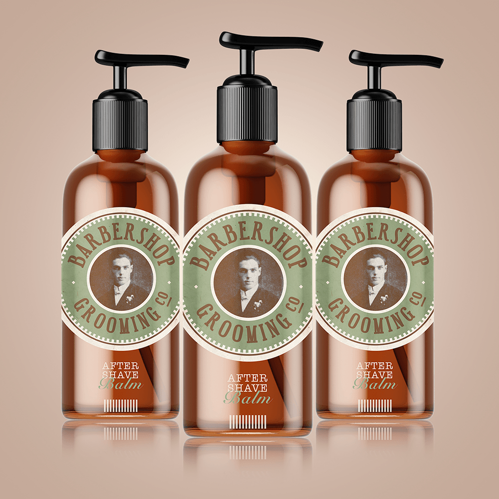 Três frascos de produtos de higiene para barbearia estão dispostos um ao lado do outro em uma mesa.