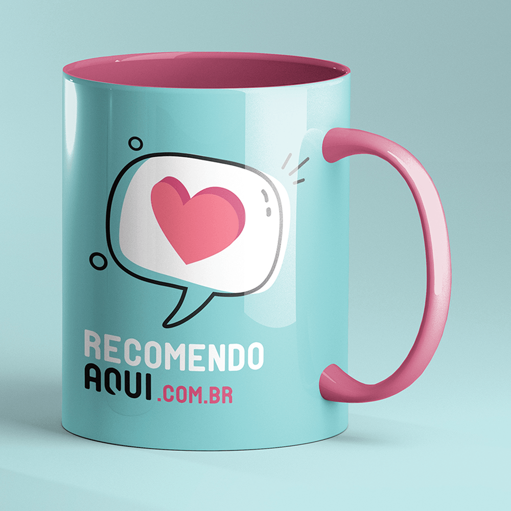Uma caneca de café azul com uma alça rosa que diz recomento aqui.com.br