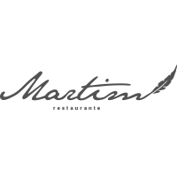 Um logotipo preto e branco para o restaurante martin com uma pena.