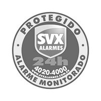 Um logotipo em preto e branco para uma empresa chamada svx alarmes.