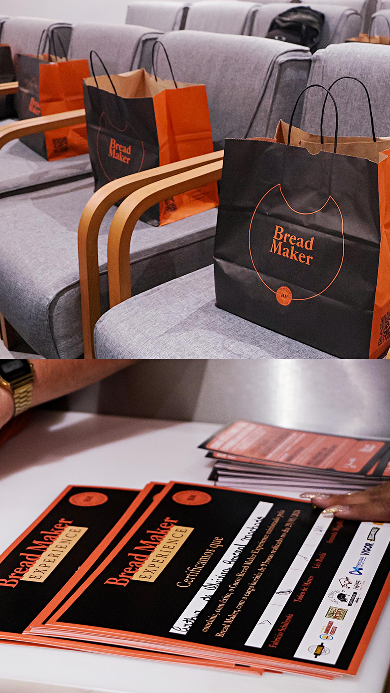 Um homem está segurando um hambúrguer na frente de uma multidão de pessoas.