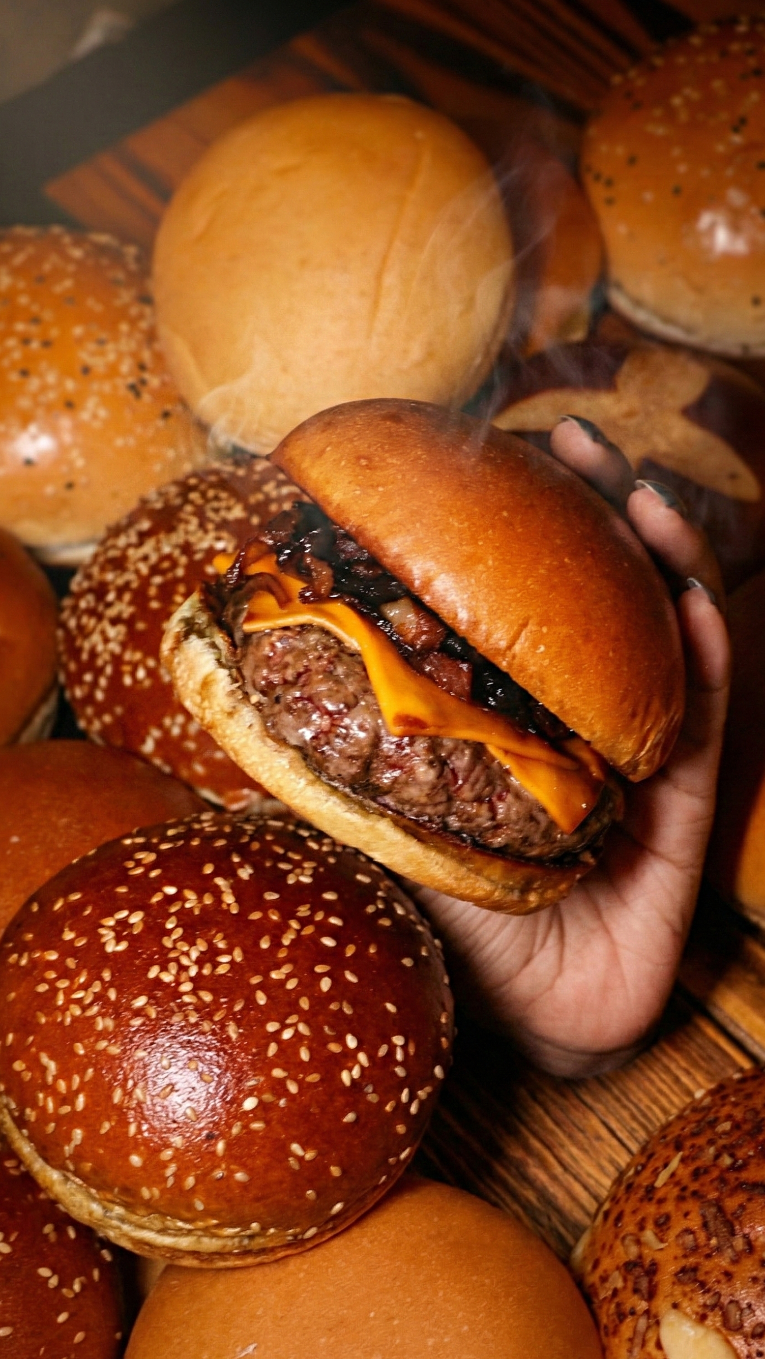 Um homem está segurando um hambúrguer na frente de uma multidão de pessoas.