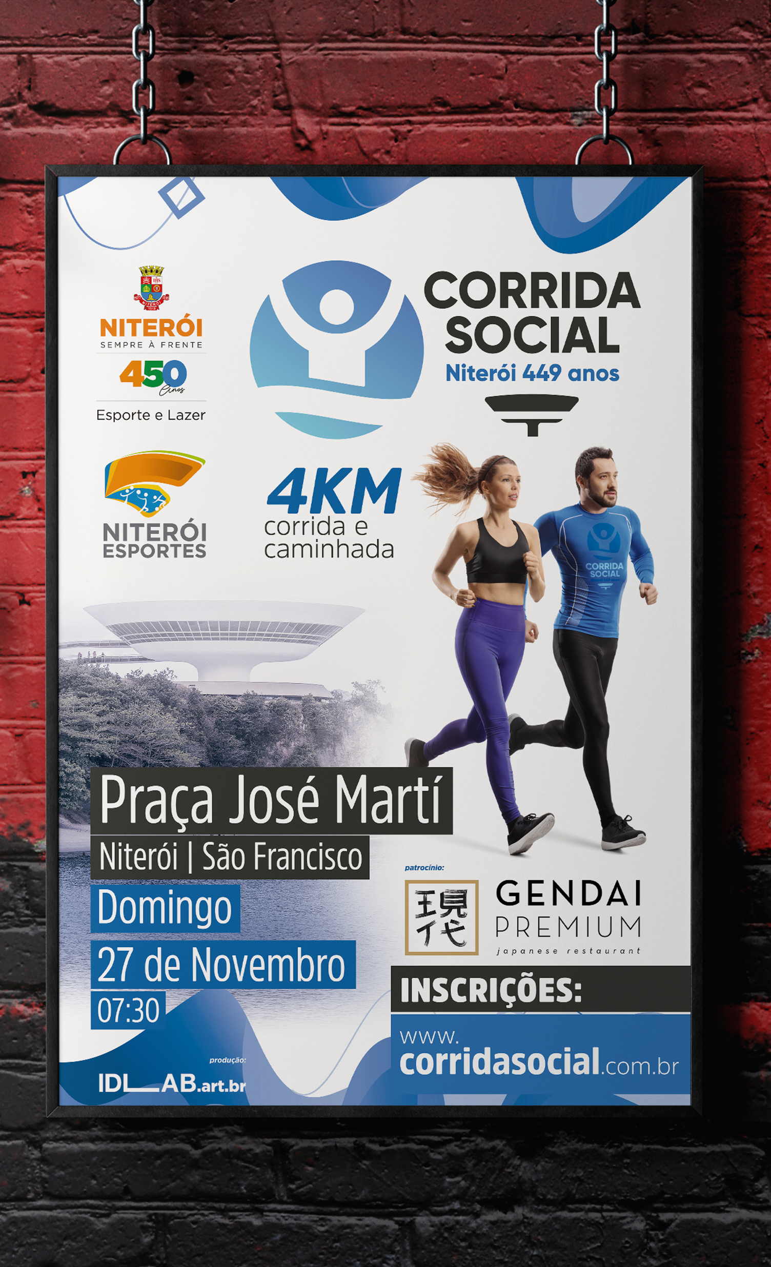 Um pôster de um evento de corrida está pendurado em uma parede de tijolos.