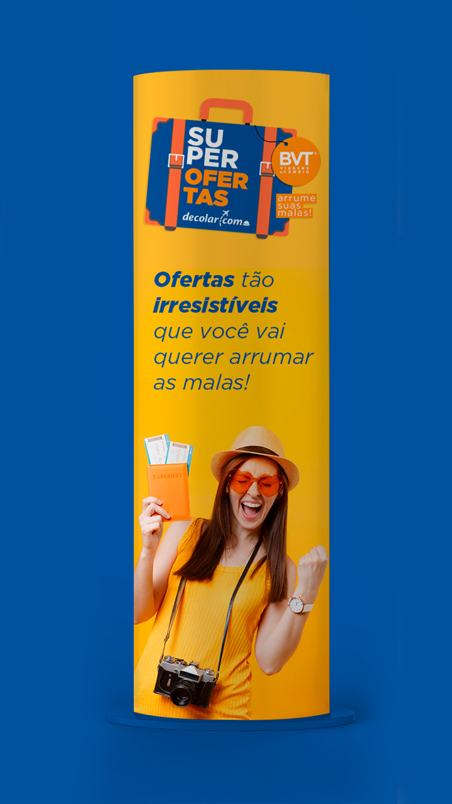 Uma mulher com uma blusa amarela está segurando uma câmera e um ingresso.