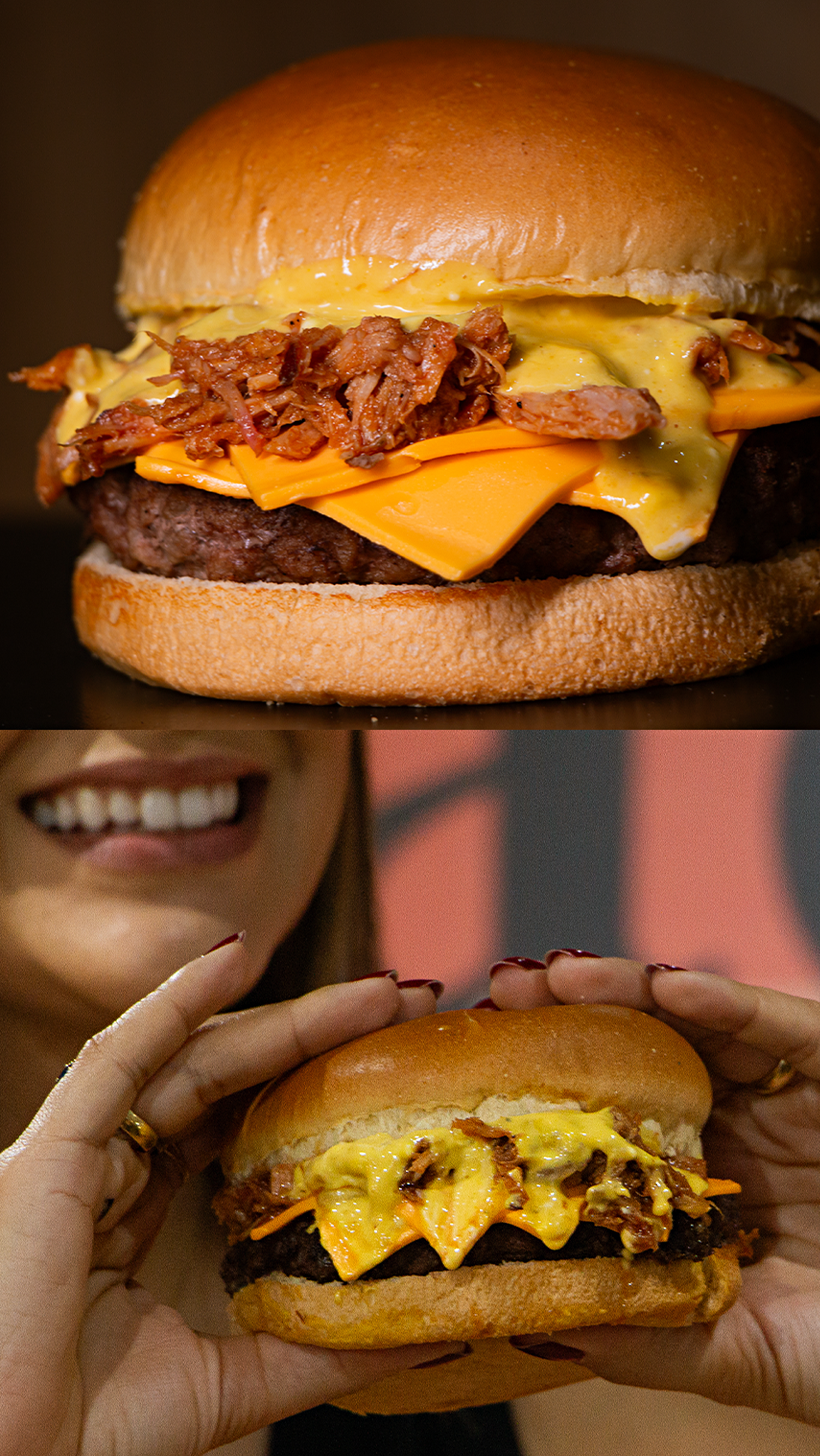 Um homem está segurando um hambúrguer na frente de uma multidão de pessoas.