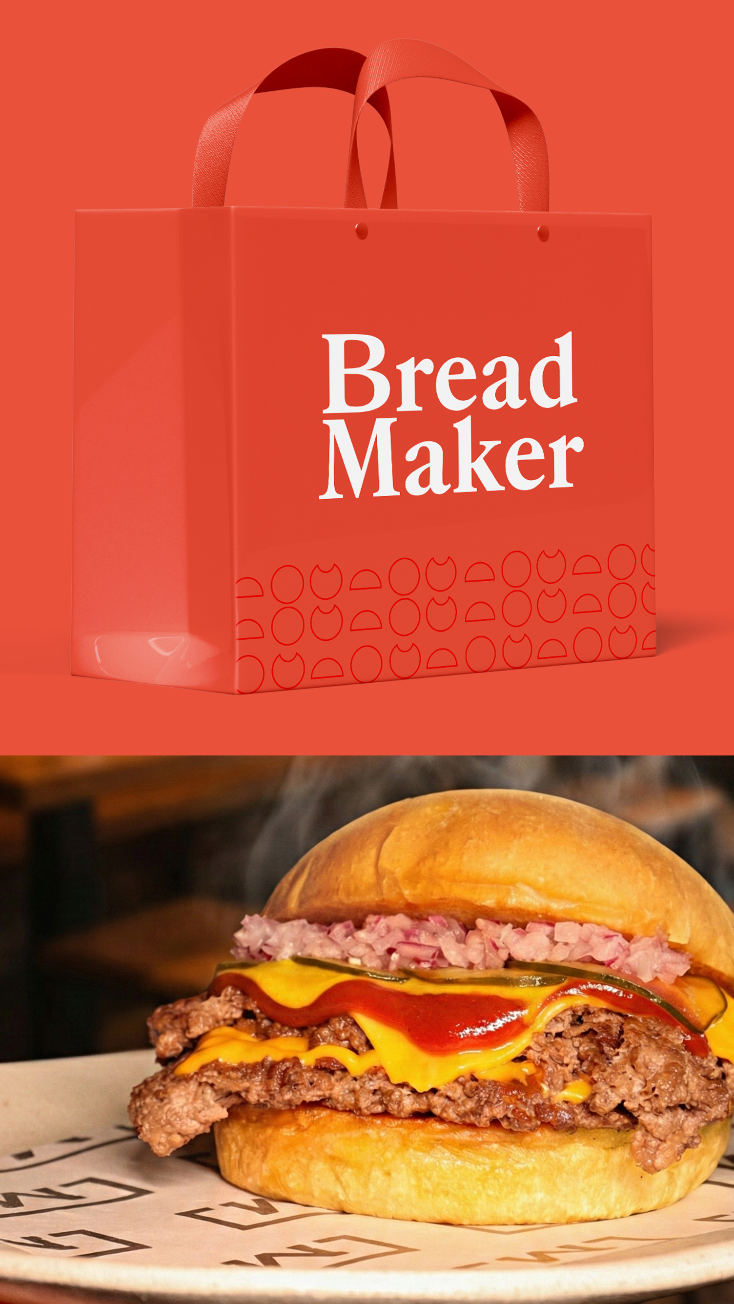 Um homem está segurando um hambúrguer na frente de uma multidão de pessoas.