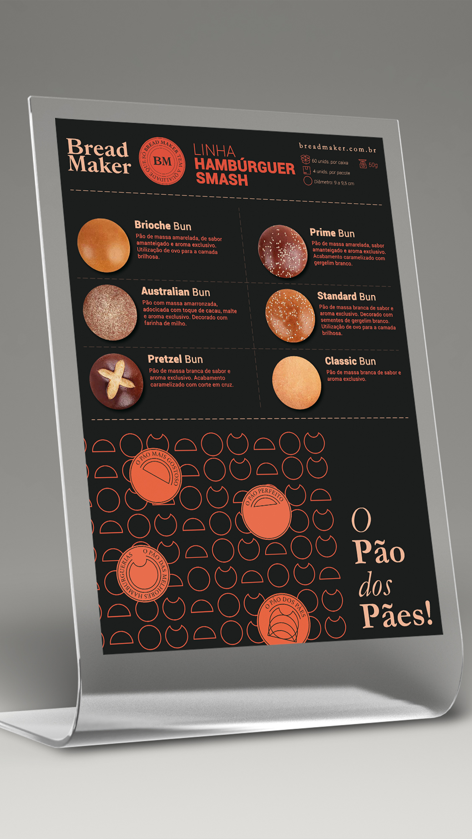 Um homem está segurando um hambúrguer na frente de uma multidão de pessoas.