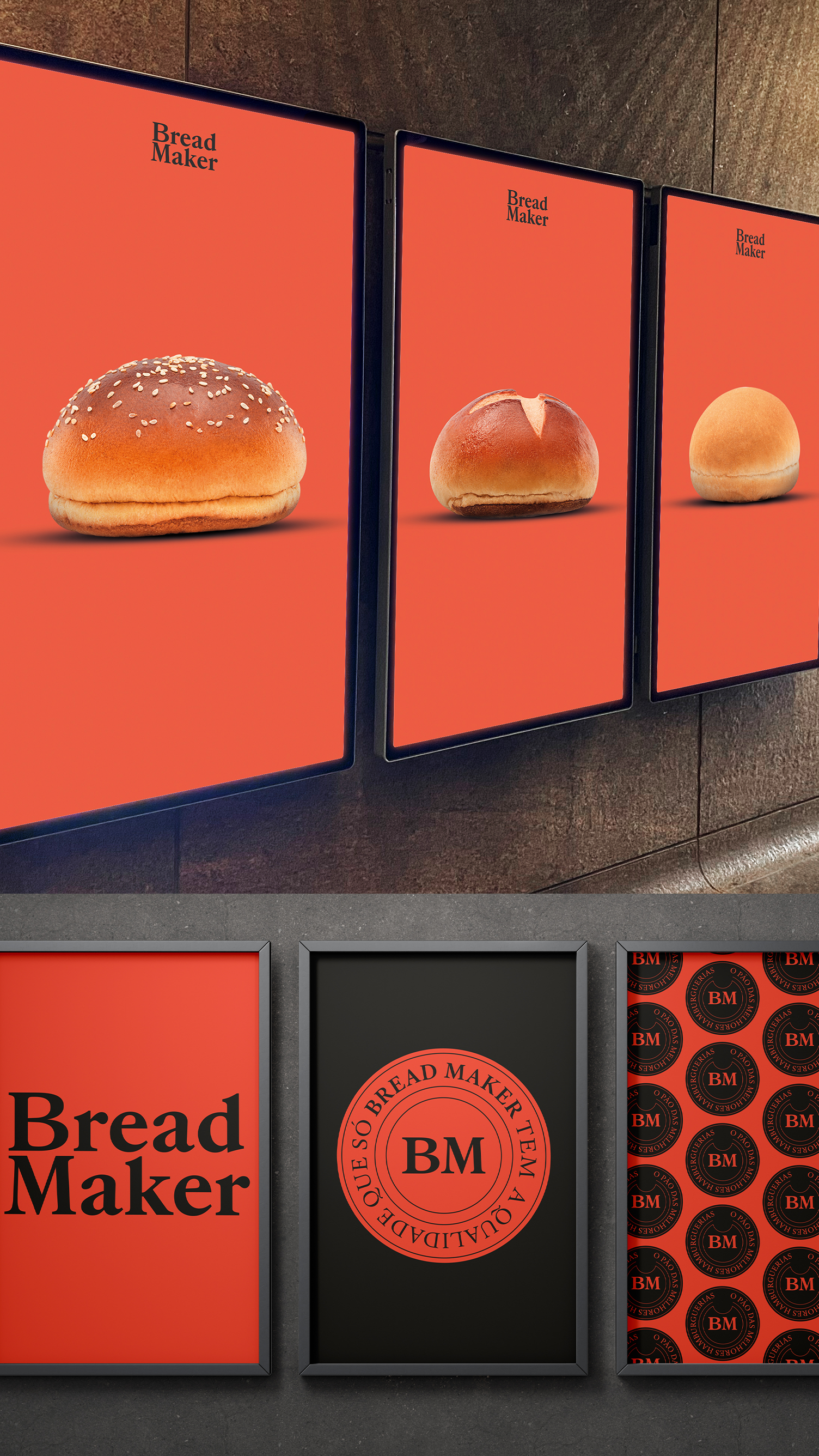 Um homem está segurando um hambúrguer na frente de uma multidão de pessoas.