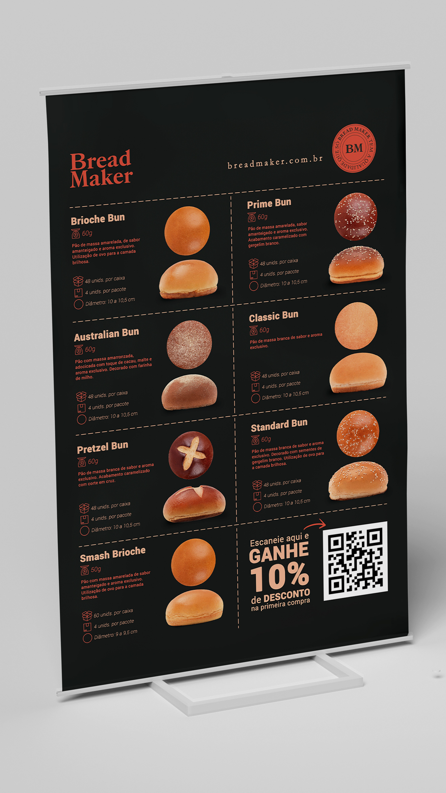 Um homem está segurando um hambúrguer na frente de uma multidão de pessoas.