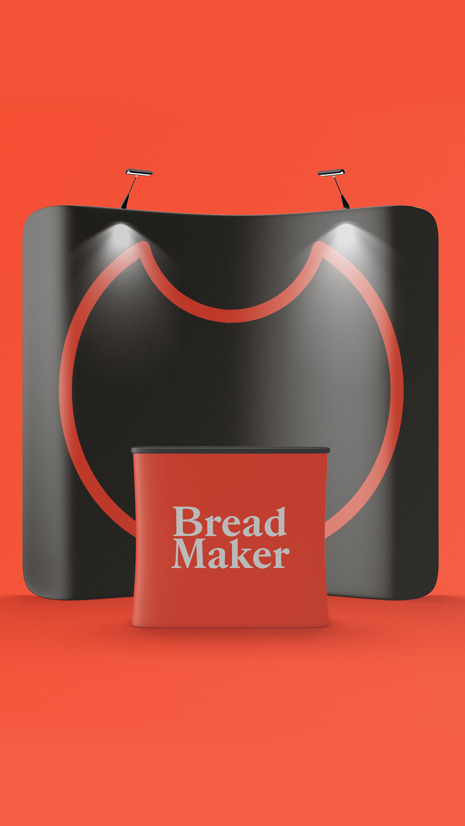 Um homem está segurando um hambúrguer na frente de uma multidão de pessoas.