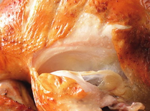 烤雞的特寫鏡頭，可以看到金棕色的雞皮和裸露的雞腔，裡面有肉。