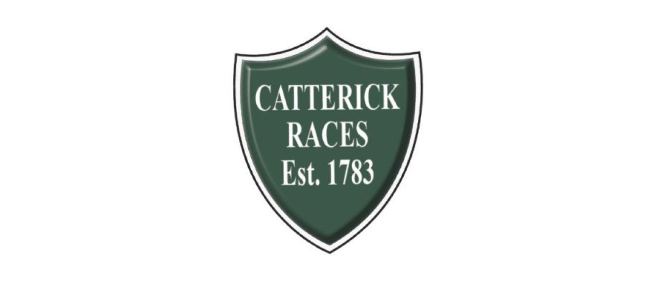 A green shield with the words catterick races on it
