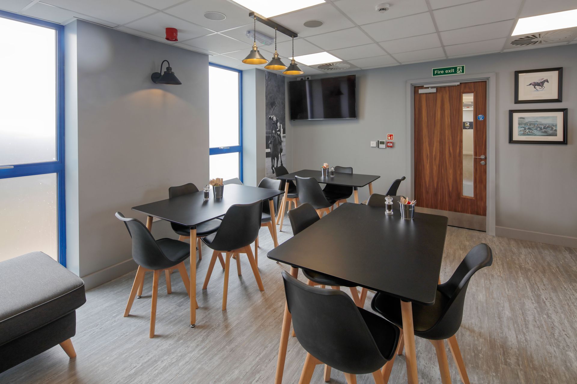 There are many tables and chairs in this room.