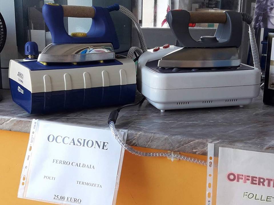 Una persona che indossa guanti blu sta pulendo un condizionatore d'aria.