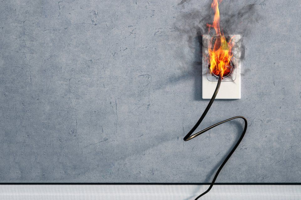 presa elettrica in fiamme