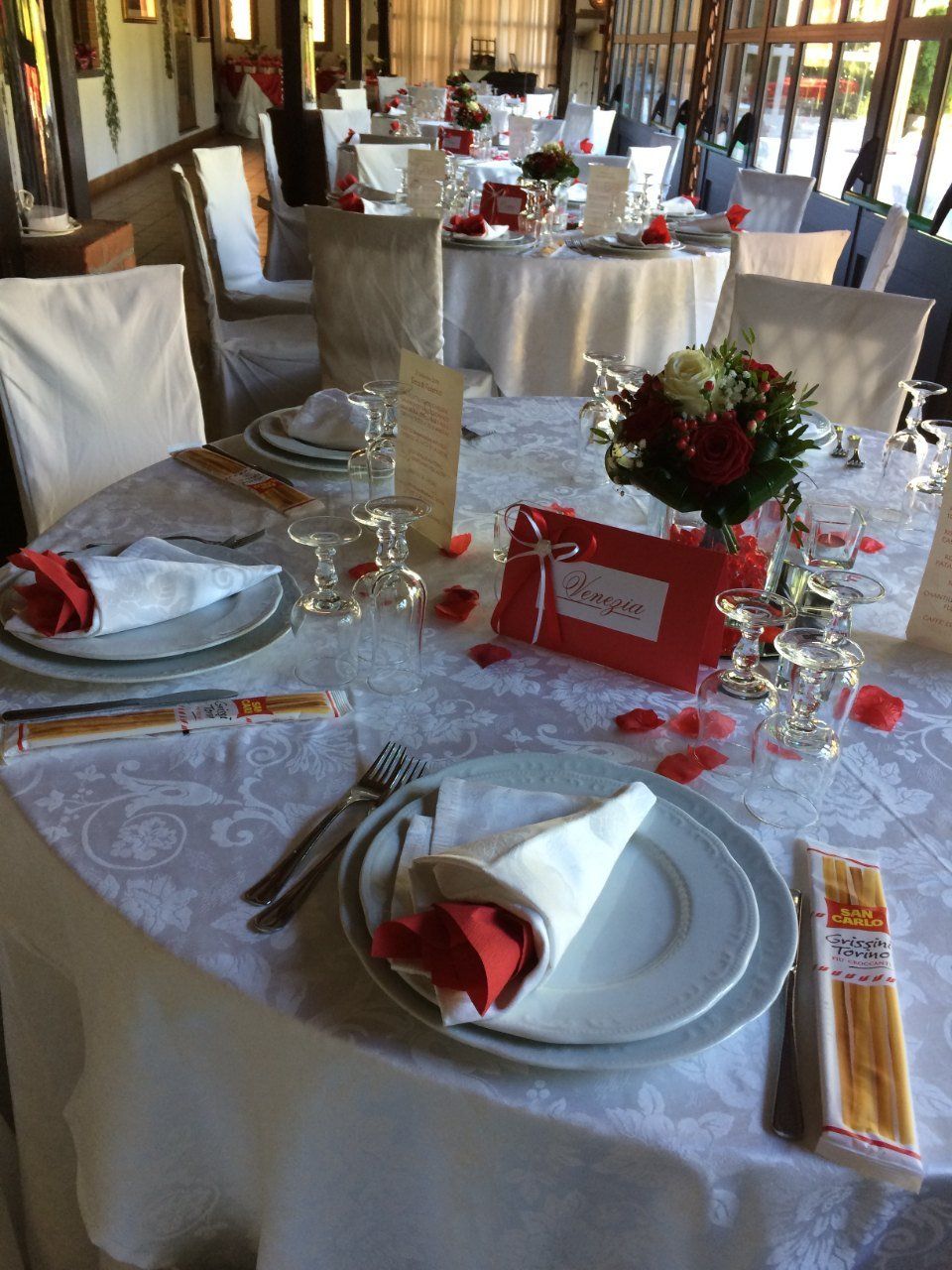 allestimento tavolo con segnaposto e decorazioni