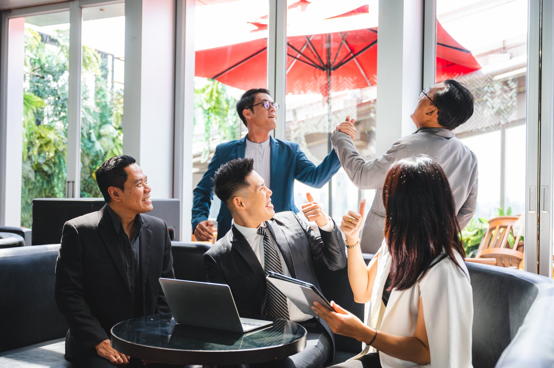 A group of business people are having a meeting in a cafe.