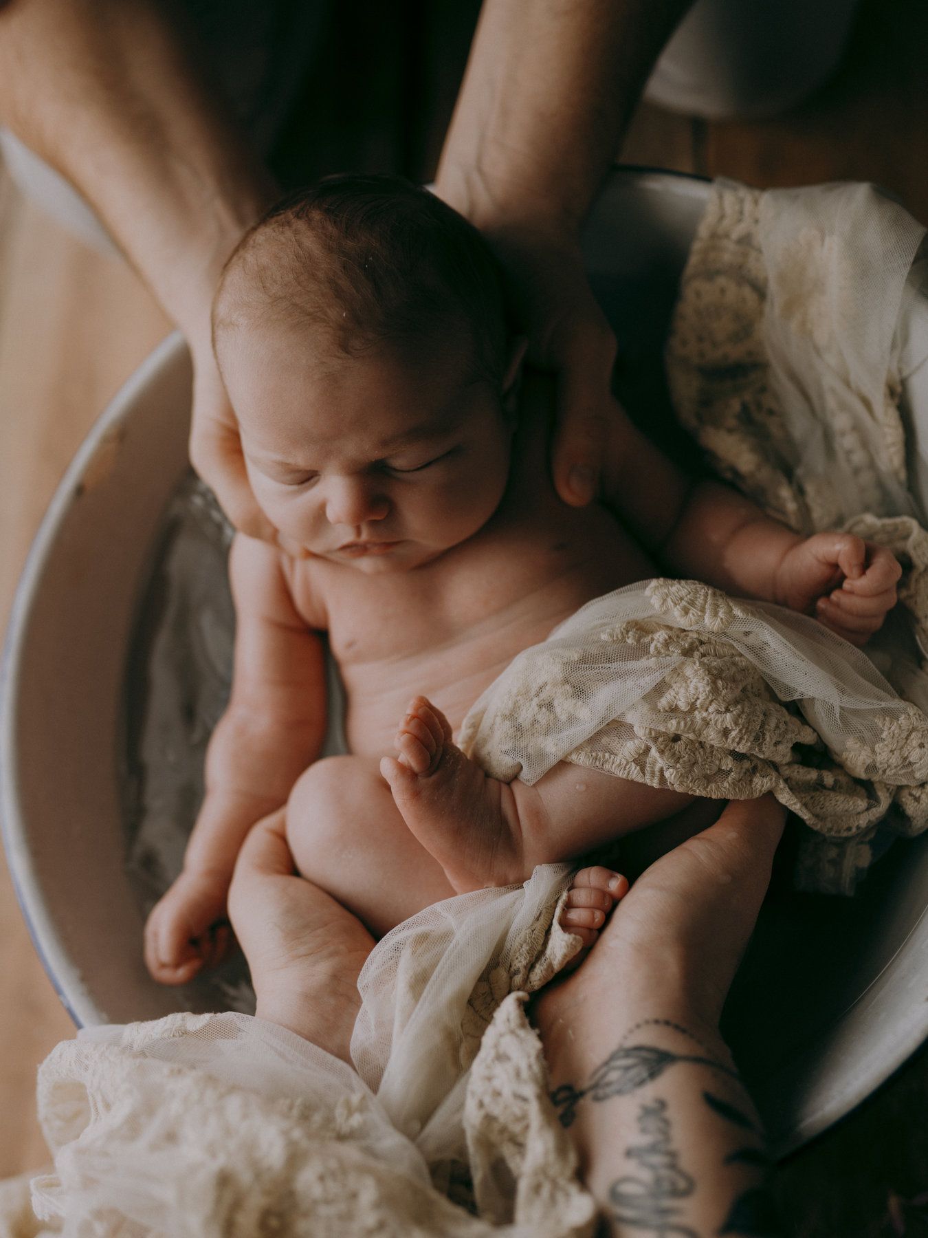 Un bébé rampe sur le sol devant un panneau indiquant « un ».