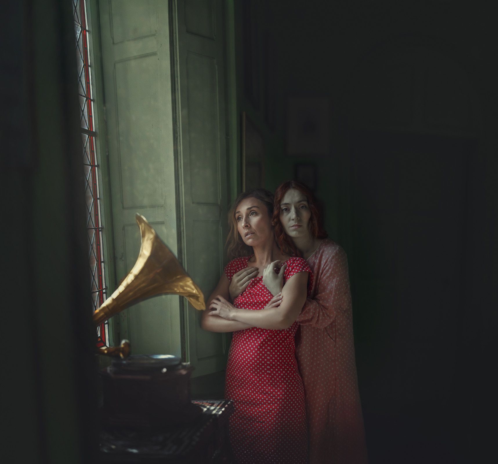 Une femme enceinte est habillée en ange avec des ailes blanches.