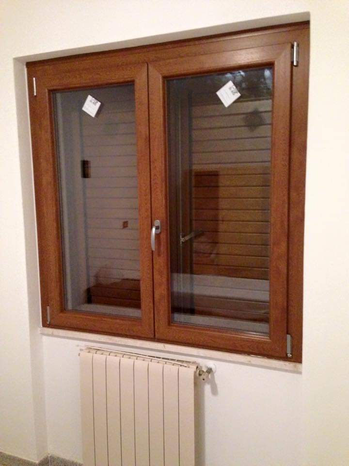 finestra in PVC effetto legno isolante