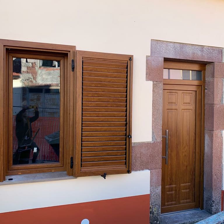 porte e infissi in legno scuro