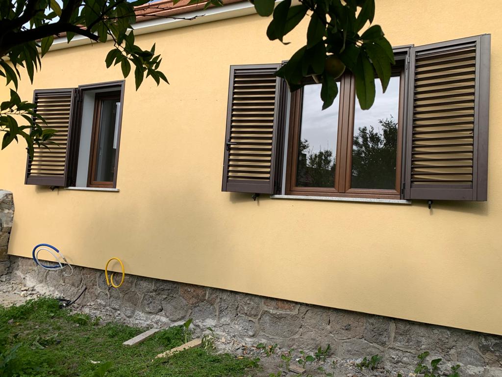 finestra con infissi in alluminio già installati