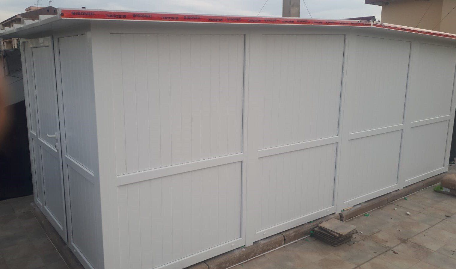 struttura esterna in PVC con porta