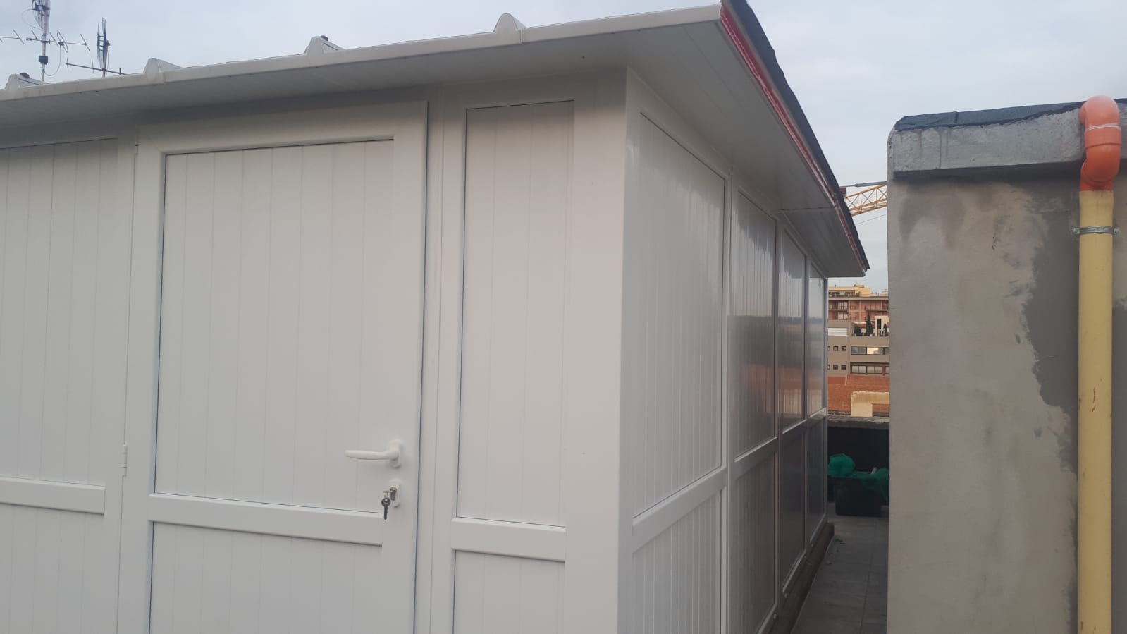 struttura esterna con infissi in PVC