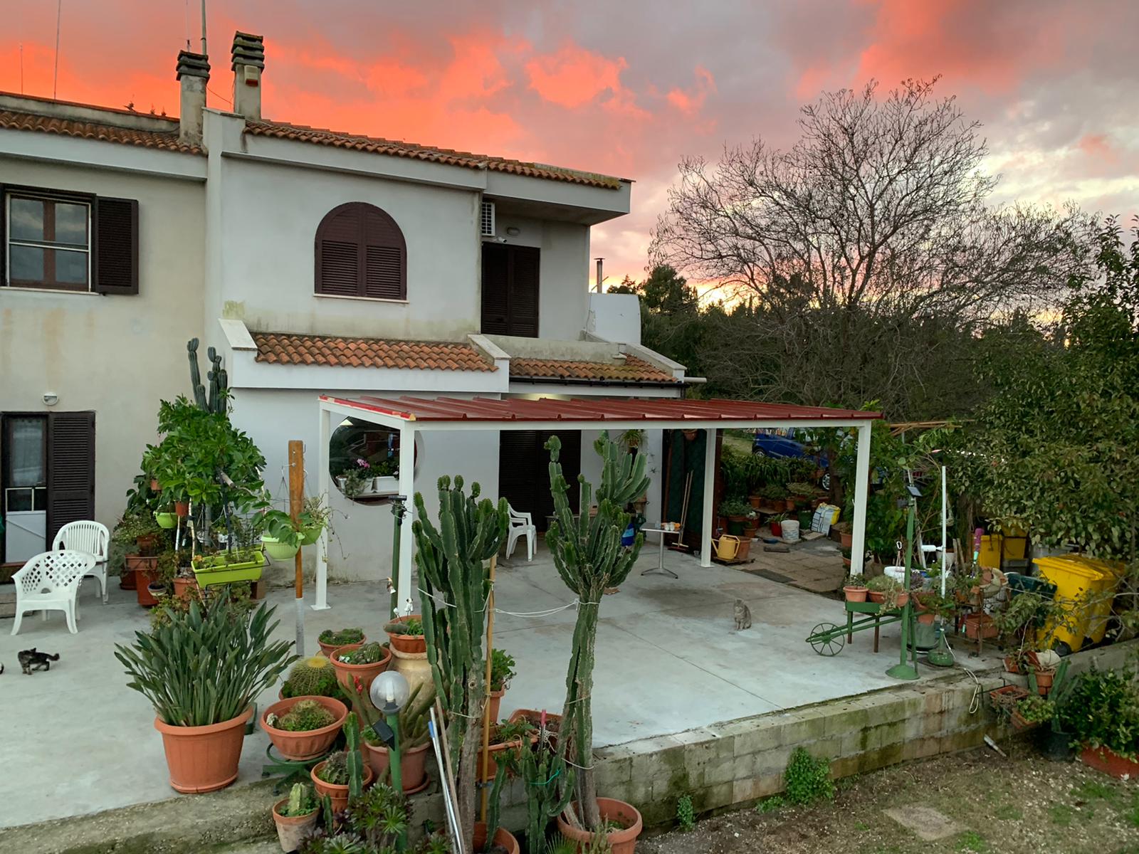 villa con infissi in legno