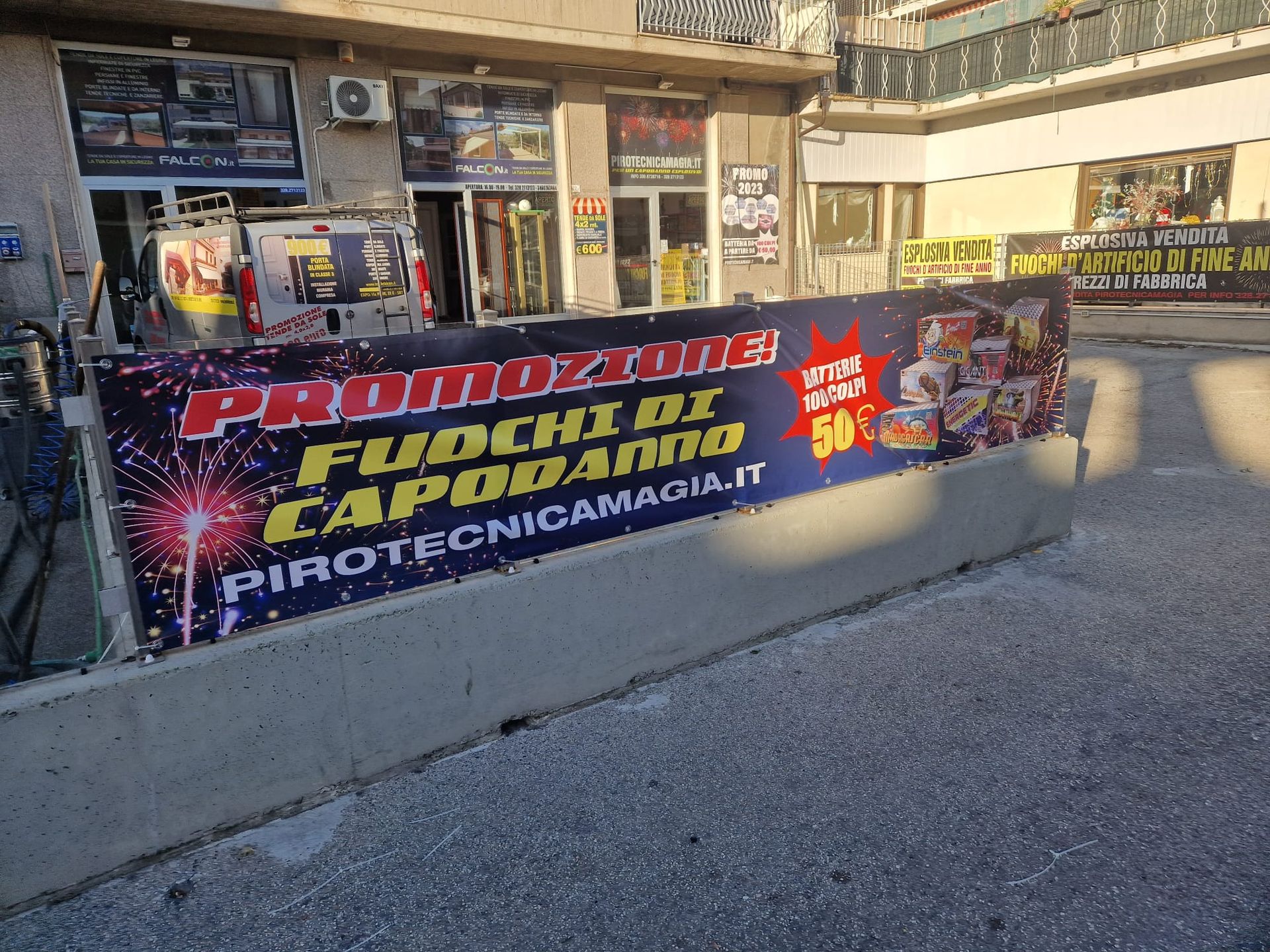 A sign that says promozione fuochi di capodanno on it