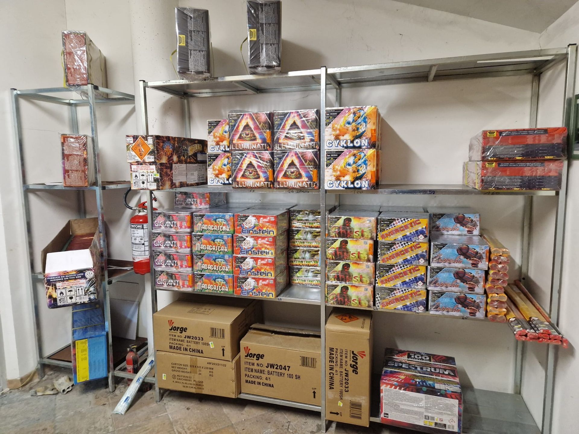 Scaffali pieni di scatole di fuochi d'artificio in una stanza