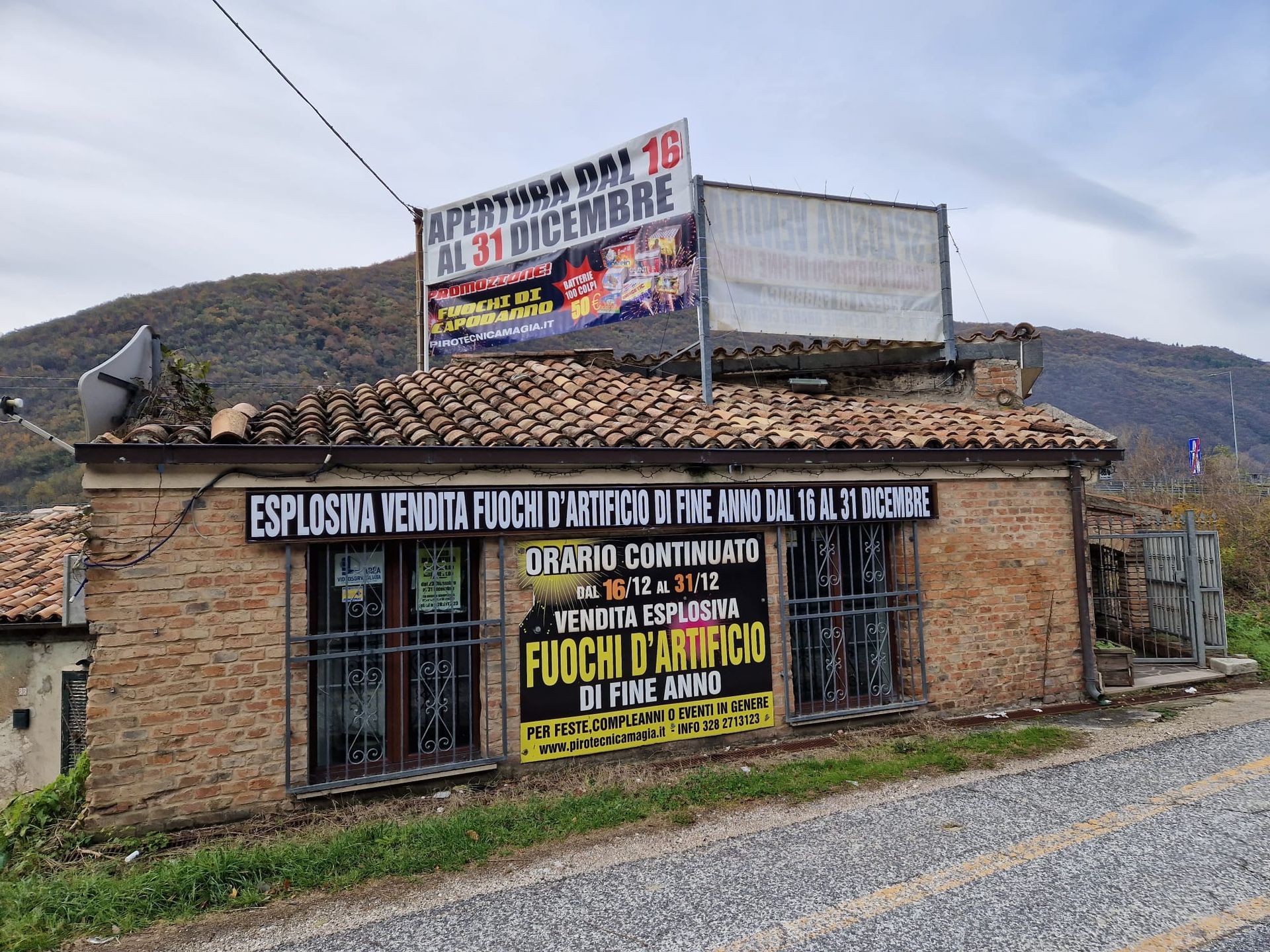 Un edificio in mattoni con un cartello che dice