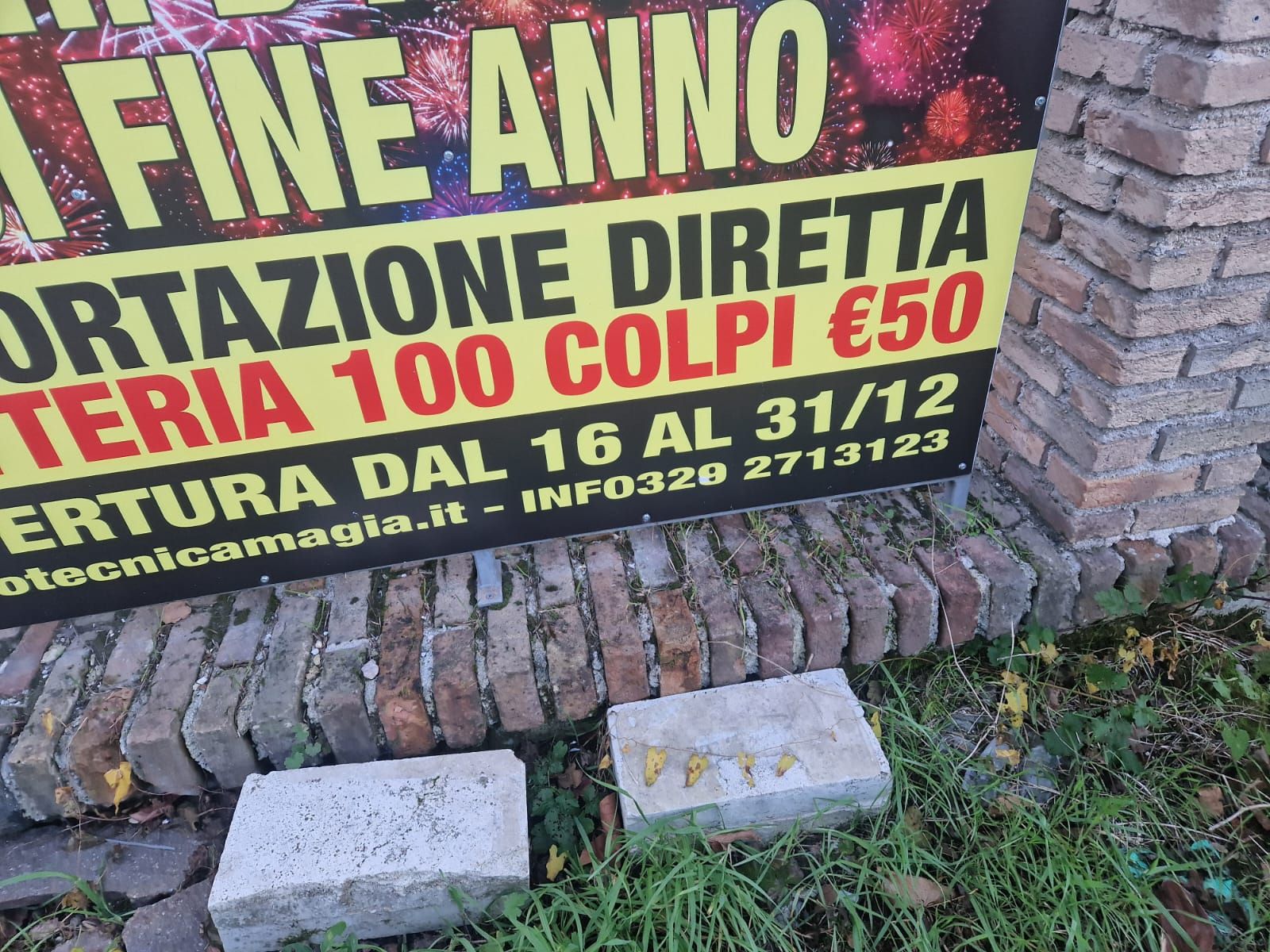 Un cartello su un muro di mattoni dice bene anno