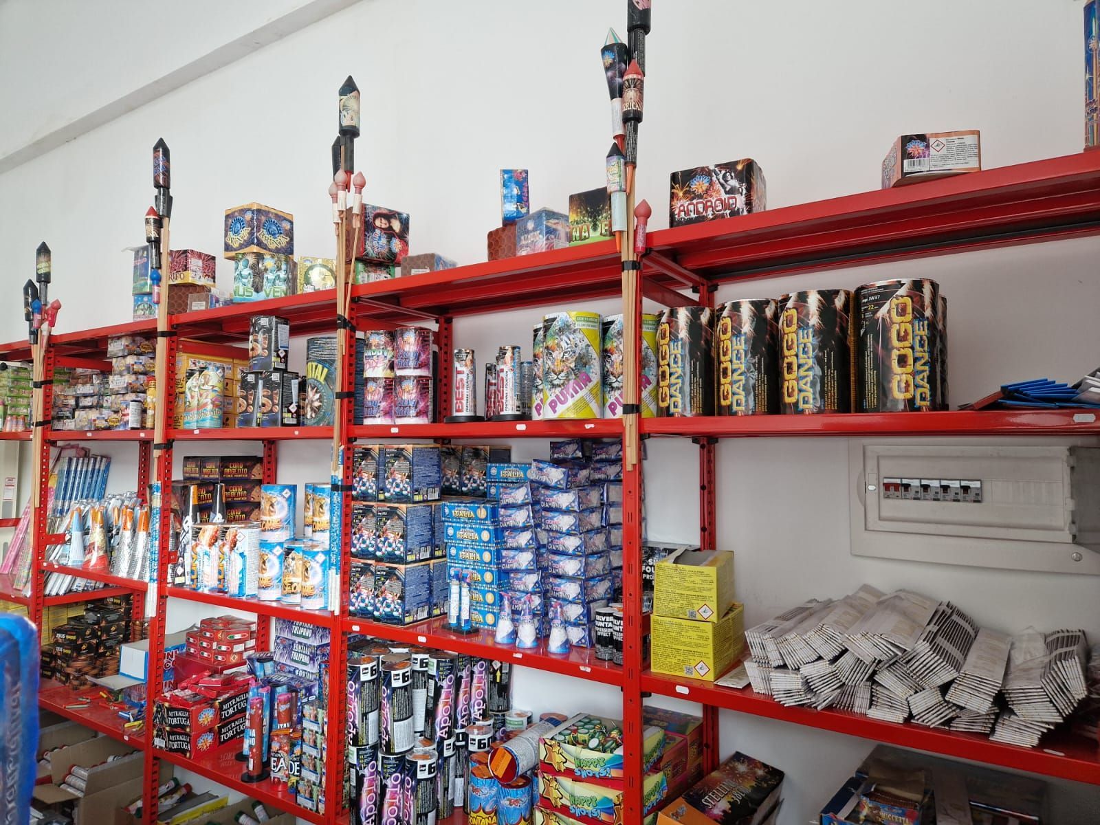 Scaffali pieni di fuochi d'artificio in un negozio