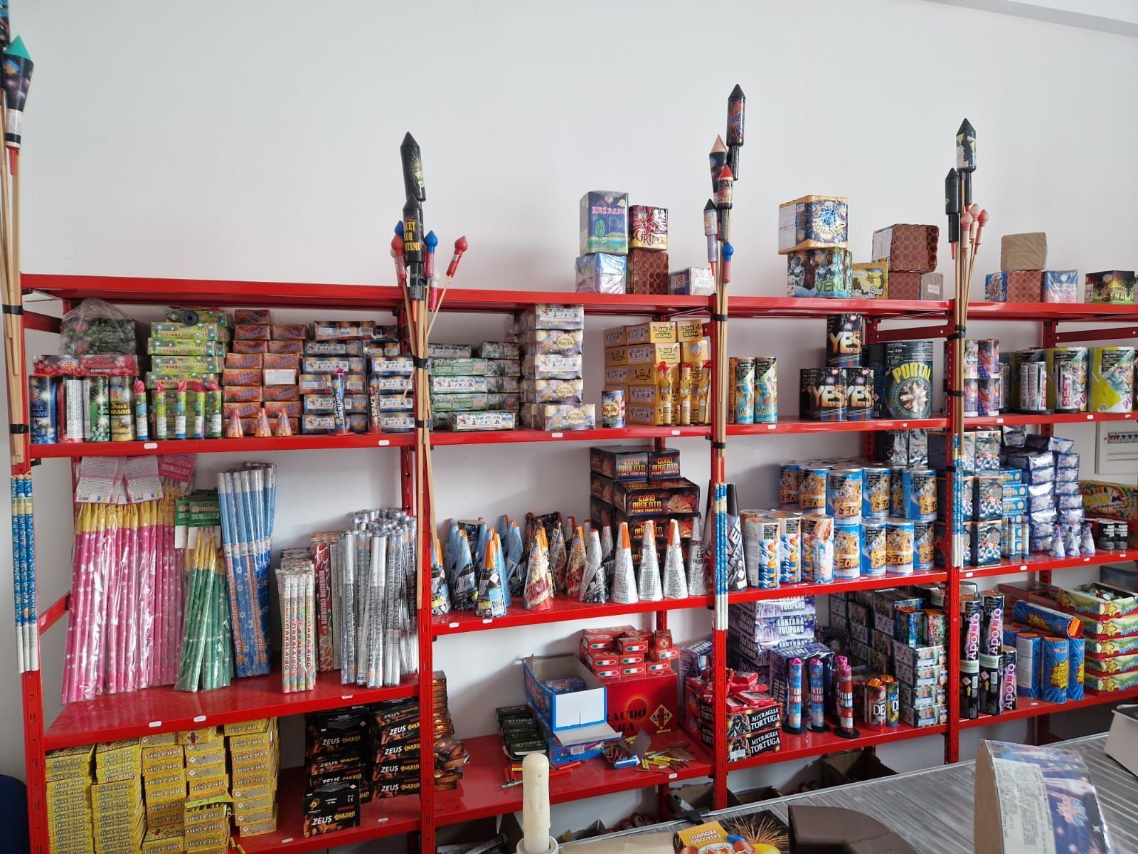 Scaffali pieni di fuochi d'artificio in un negozio