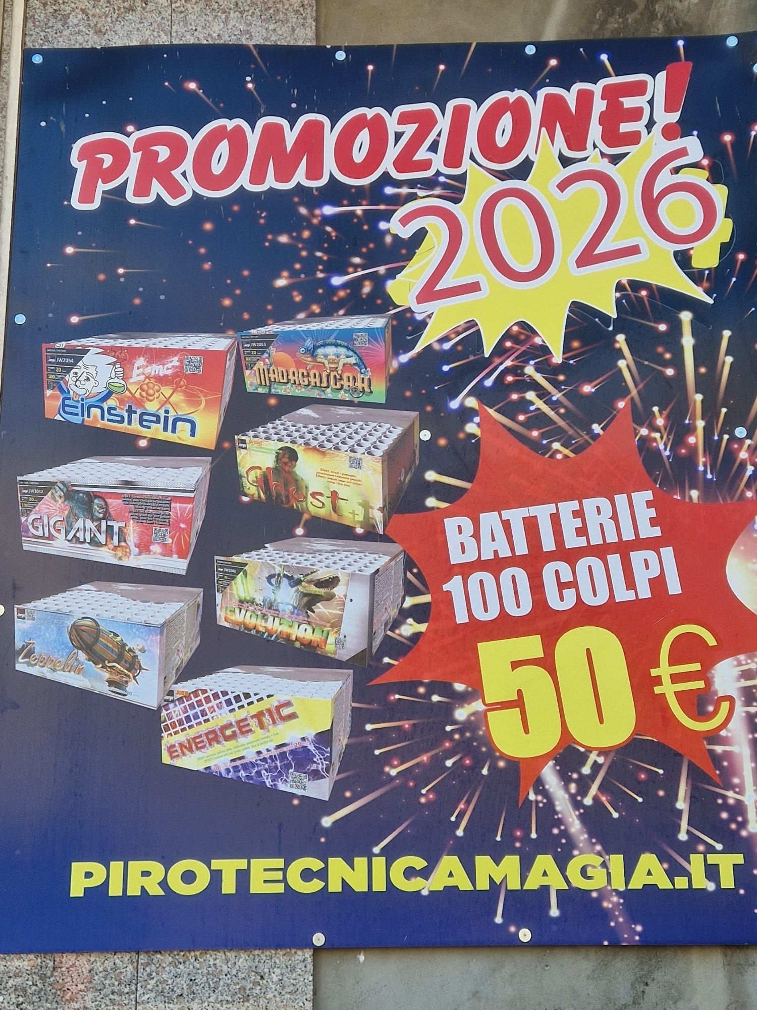 Una vetrina con un cartello che dice pirotecnicamagia.it