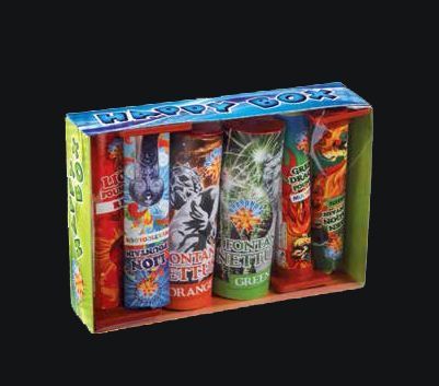 Una scatola di fuochi d'artificio contenente quattro tipi diversi di fuochi d'artificio.