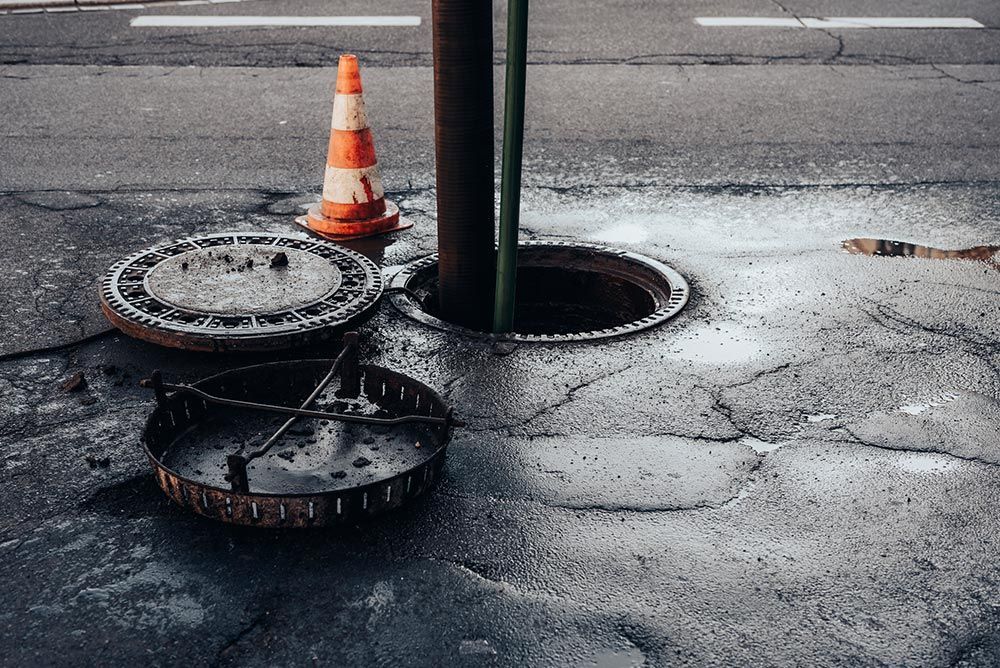 Cleaning the sewerage system on a road 