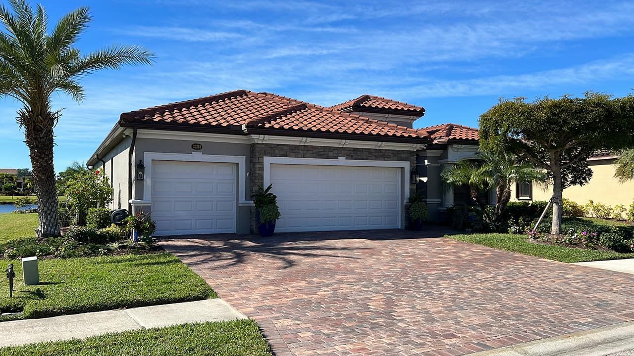 An empty room with a fireplace in the middle of it