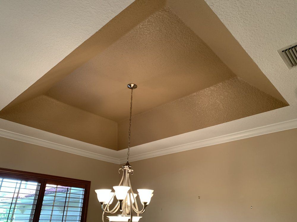 A dining room with a chandelier hanging from the ceiling